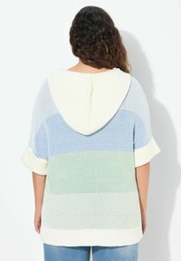 Gebreide hoodie in lichtgeel met een blauwe en groene ombre-patroon, met korte mouwen en een gestructureerde afwerking.
