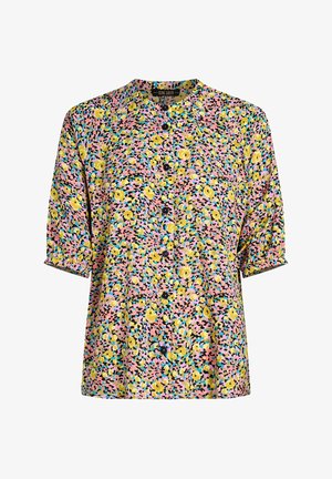 Blusa de manga corta en tela rosa adornada con un patrón floral y abstracto que presenta flores amarillas, hojas verdes y acentos azules.