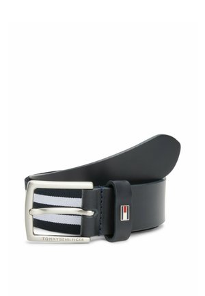 Ceinture en cuir bleu marine avec une boucle en métal argenté, dotée d'un détail en tissu rayé blanc et bleu. Comprend un accent avec le logo de la marque.
