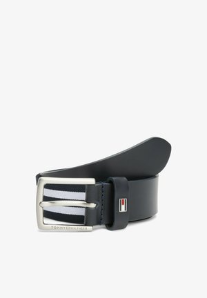 Marine lederen riem met een zilver metalen gesp, met een gestreept stofdetail in wit en blauw. Inclusief een merkimpressie.