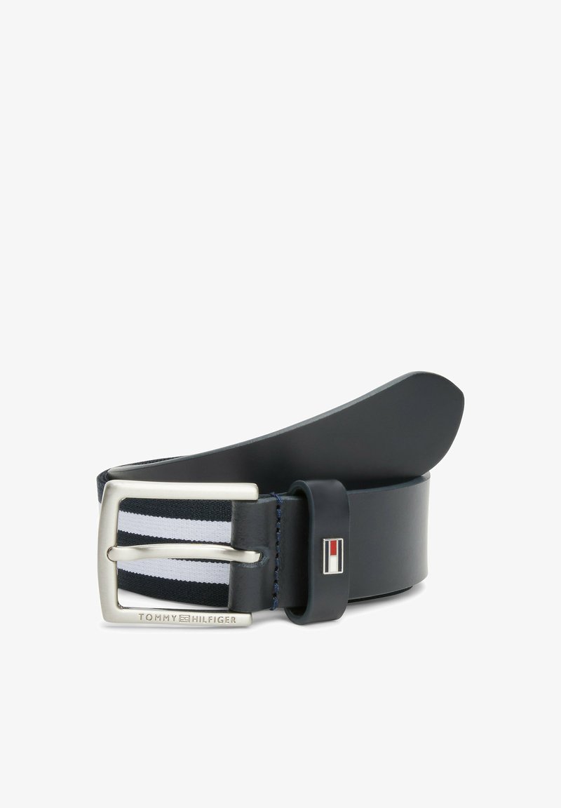 Navyblauer Leder-Gürtel mit einer silbernen Metallschnalle, der ein gestreiftes Stoffdetail in Weiß und Blau aufweist. Enthält ein Markenlogo-Accessoire.