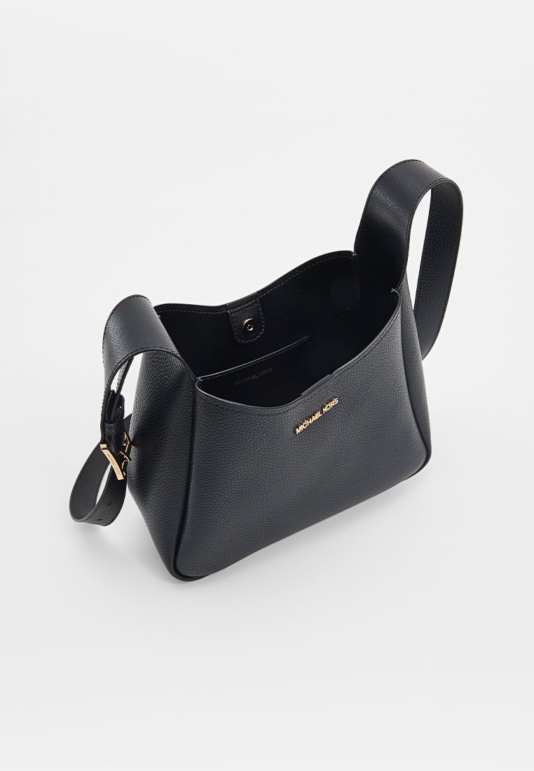 Schwarze Lederhandtasche mit strukturiertem Finish, runder Form und einem verstellbaren Tragegurt. Goldenes Logo-Detail auf der Vorderseite.