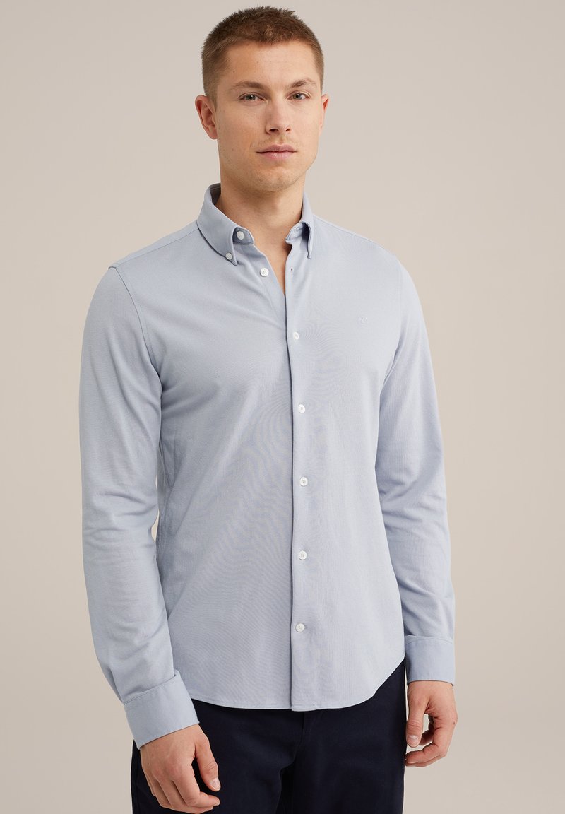 Camisa de algodón azul claro de botones con cuello abotonado, manga larga y botones blancos, que presenta un sutil patrón texturizado.