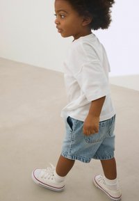 Next REGULAR FIT - Denimové šortky - light blue