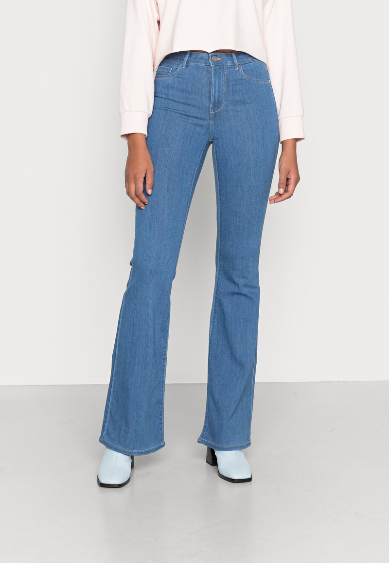 ONLY ONLHELLA LIFE HIGH WAIST RETRO - Calças de ganga à boca de sino - medium blue denim