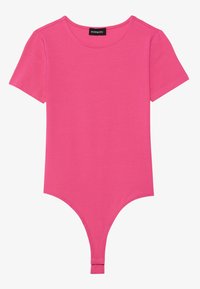Světlý růžový bodysuit s krátkými rukávy, kulatým výstřihem a tanga dnem. Hladká tkanina s přiléhavým střihem a patentním uzávěrem na spodní části.