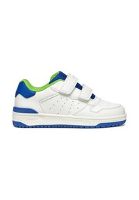 Witte leren sneaker met blauwe en groene accenten, voorzien van twee klittenbandsluitingen, geperforeerde zijkanten en een blauwe rubberen zool.