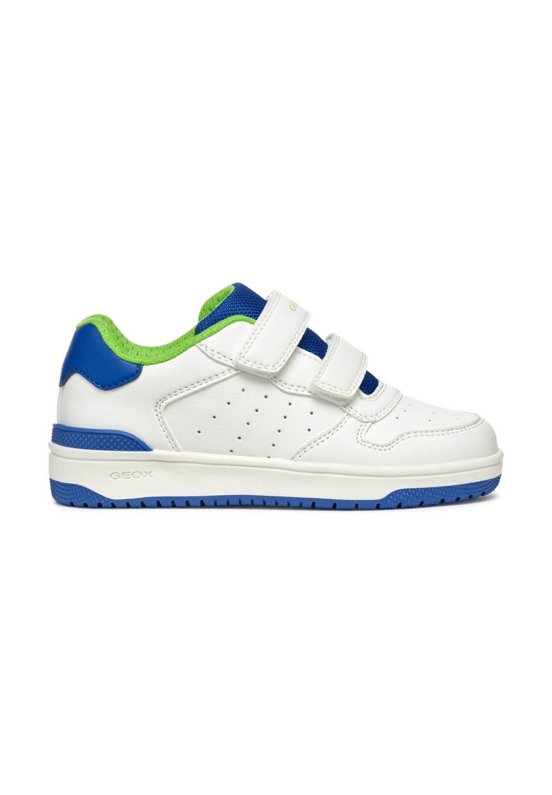 Witte leren sneaker met blauwe en groene accenten, voorzien van twee klittenbandsluitingen, geperforeerde zijkanten en een blauwe rubberen zool.