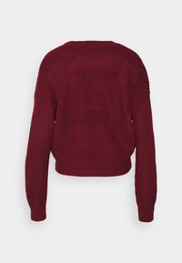 Bordeauxrode cropped trui met een gebreide textuur, brede mouwen en een ronde halslijn. Heeft geribbelde manchetten en zoomdetails.