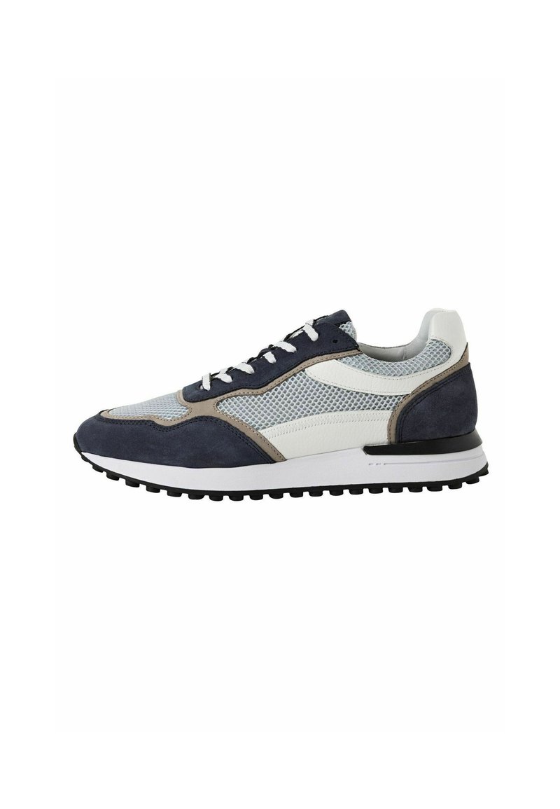 Sneakers pentru bărbați cu parte superioară din plasă gri, accentuate cu piele de căprioară bleumarin și bej. Prezentând o talpă intermediară albă și o talpă exterioară din cauciuc negru.