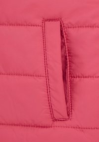 Rosa Pufferjacke aus einem glatten Stoff mit gestepptem Muster und einer kleinen, integrierten Tasche an der Seite.