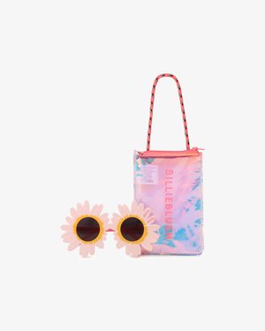 Rožnate sončna očala v obliki marjetice s temnimi lečami ob majhni iridescentni torbici z napisom »BILLIEBLUSH«, roza zadrgo in trakom.