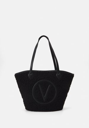 Czarna torba na ramię wykonana z teksturowanego materiału z dużym okrągłym logo z literą "V". Posiada mocne czarne uchwyty oraz przestronny, otwarty design.