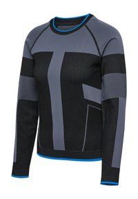 Langærmet tætsiddende sweater i sort og grå med geometriske mønstre og blå kant på krave og manchetter.