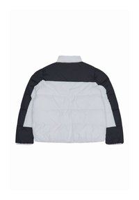 Donsjack met een wit lijf en zwarte schouders, voorzien van een hoge kraag en een doorgestikte structuur. Geen zichtbare merknaam aanwezig.