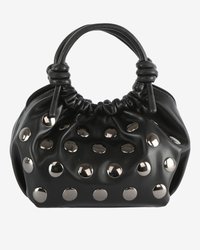 Borsa in pelle nera con manico superiore arricciato e numerosi chiodini rotondi argentati distribuiti uniformemente sulla superficie.