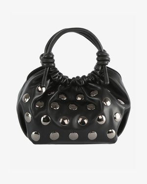 Čierna kožená kabelka s nariasenou hornou rukoväťou a viacerými okrúhlymi striebornými nitmi rovnomerne rozloženými po jej povrchu.