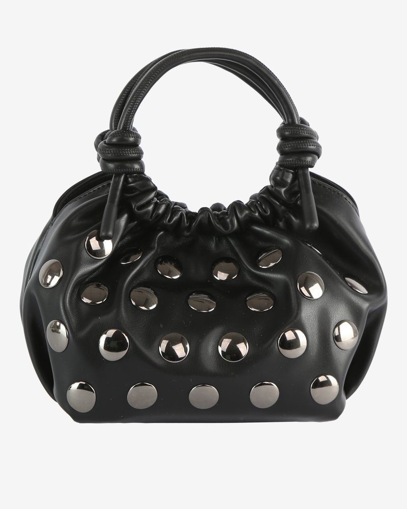Borsa in pelle nera con manico superiore arricciato e numerosi chiodini rotondi argentati distribuiti uniformemente sulla superficie.