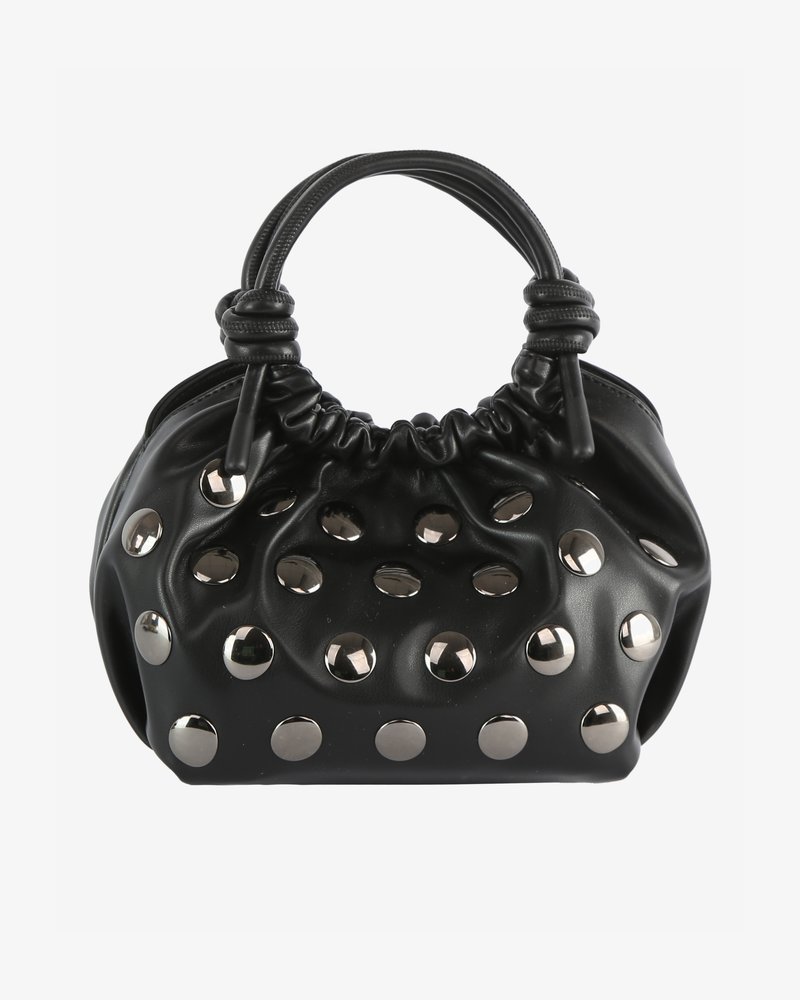 Borsa in pelle nera con manico superiore arricciato e numerosi chiodini rotondi argentati distribuiti uniformemente sulla superficie.