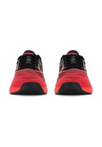 Punased ja mustad sportlikud jalanõud põimitud tekstuuriga, tasapinnaliste paelte ja musta tallaga. Keele ja külgede peal on logo.