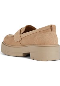 Mocassini in suede beige con una spessa suola piattaforma, dotati di una fascia decorativa sul davanti e punta arrotondata. Parte superiore testurizzata con dettagli di cucitura.