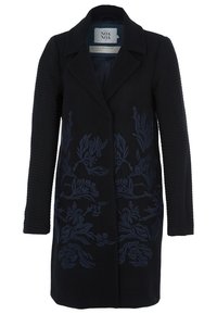Manteau long noir avec manches texturées et broderie florale sombre sur le devant, doté d'un col cranté et d'une fermeture à boutons.