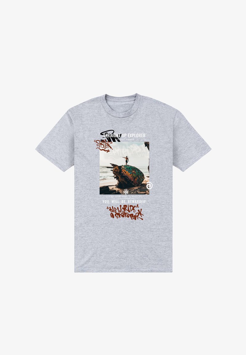 Šedé bavlněné tričko s grafickým potiskem, na kterém je fotografie osoby na barevné surfovací desce a stylizovaný text v různých barvách.