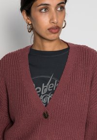 Vero Moda VMLEA V NECK CARDIGAN - Casaco de malha - wild ginger