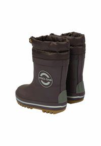 Donkerbruine rubberlaarzen met een geprofileerde boord, grijze accenten en een gestructureerde zool. Voorzien van een logo en witte strepen aan de basis.