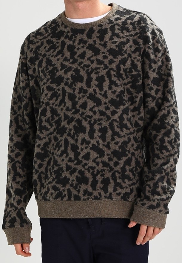 Maglione con motivo in stampa leopardata nero e marrone, collo rotondo, maniche lunghe e polsini e orlo a costine. Realizzato in tessuto testurizzato.
