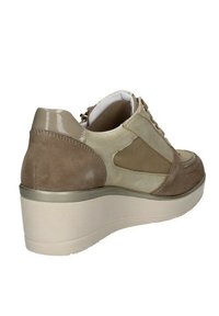 Sneaker beige e taupe con un tallone in pelle verniciata, accenti in suede, pannelli in rete e una suola platform leggera. Presenta lacci e zip.
