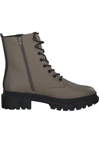 Botín de tobillo con cordones en material sintético color taupe. Cuenta con cremallera lateral, accesorios en negro y suela gruesa negra con un patrón de dibujo.