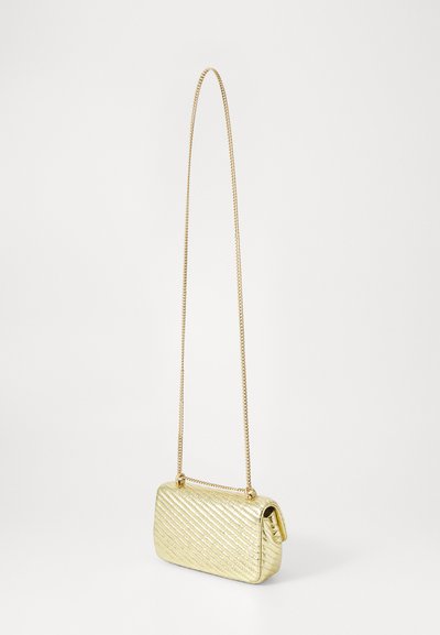 Bolso de hombro dorado y texturizado con una correa de cadena, forma rectangular y patrón de líneas diagonales en la superficie. Diseño compacto.