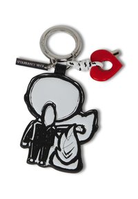 Portachiavi in gomma bianco e nero che rappresenta un personaggio che tiene un oggetto bianco, con un ciondolo a forma di cuore rosso e un attacco circolare in argento.