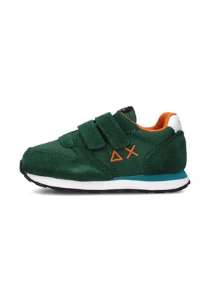 Sneaker verde in suede e tessuto con due cinturini in Velcro, interno arancione, suola intermedia bianca e suola esterna nera. Presenta accenti blu a contrasto.