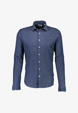Chemise à manches longues bleu marine en tissu de coton doux ; présente un devant boutonné, des boutons contrastants et des poignets cousus.