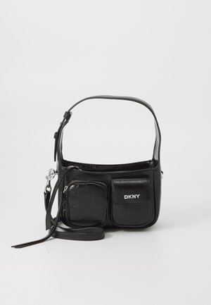 Svart DKNY skulderveske laget av teksturert lær, med to fremre lommer, glidelås og justerbar stropp. Sølvlogo detaljer.