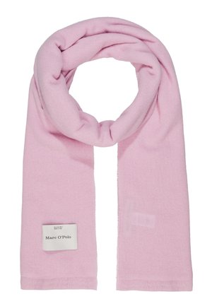 Jasnoróżowy wełniany szalik złożony w pętlę, z naszywką Marc O’Polo przyszytą blisko jednego końca, na białym tle.