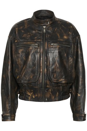 Chaqueta de cuero negra recortada con un acabado desgastado, dos bolsillos en el pecho con cremalleras y un cuello mao. Con acentos en los puños acanalados.