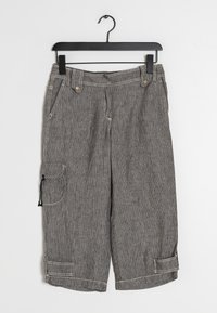Shorts cargo rayés en noir et blanc, avec une poche latérale à cordon de serrage, des revers roulés et des coutures contrastées.