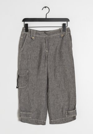 Shorts de carga a rayas en blanco y negro, con un bolsillo lateral con cordón, puños enrollados y costuras en contraste.