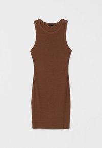 Hnědá žebrovaná bodycon šaty bez rukávů s kulatým výstřihem, hladká textura, položené na jednobarevném pozadí.