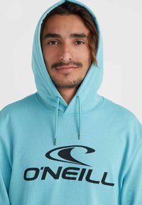 Felpa leggera blu chiaro con tasca frontale a marsupio, cappuccio con cordino e grande logo stampato nero con la scritta "O'NEILL". Materiale morbido in misto cotone.