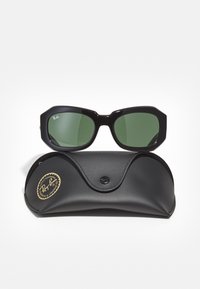 Ochelari de soare rectangulari negri cu lentile verzi, păstrați într-un toc din piele neagră cu închidere tip clapetă și detalii cu logo auriu.