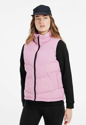 Rosafarbene Steppweste mit hohem Kragen und Reißverschluss, ausgestattet mit einem schwarzen Reißverschluss und seitlichen Taschen, getragen über einem schwarzen Langarmshirt.