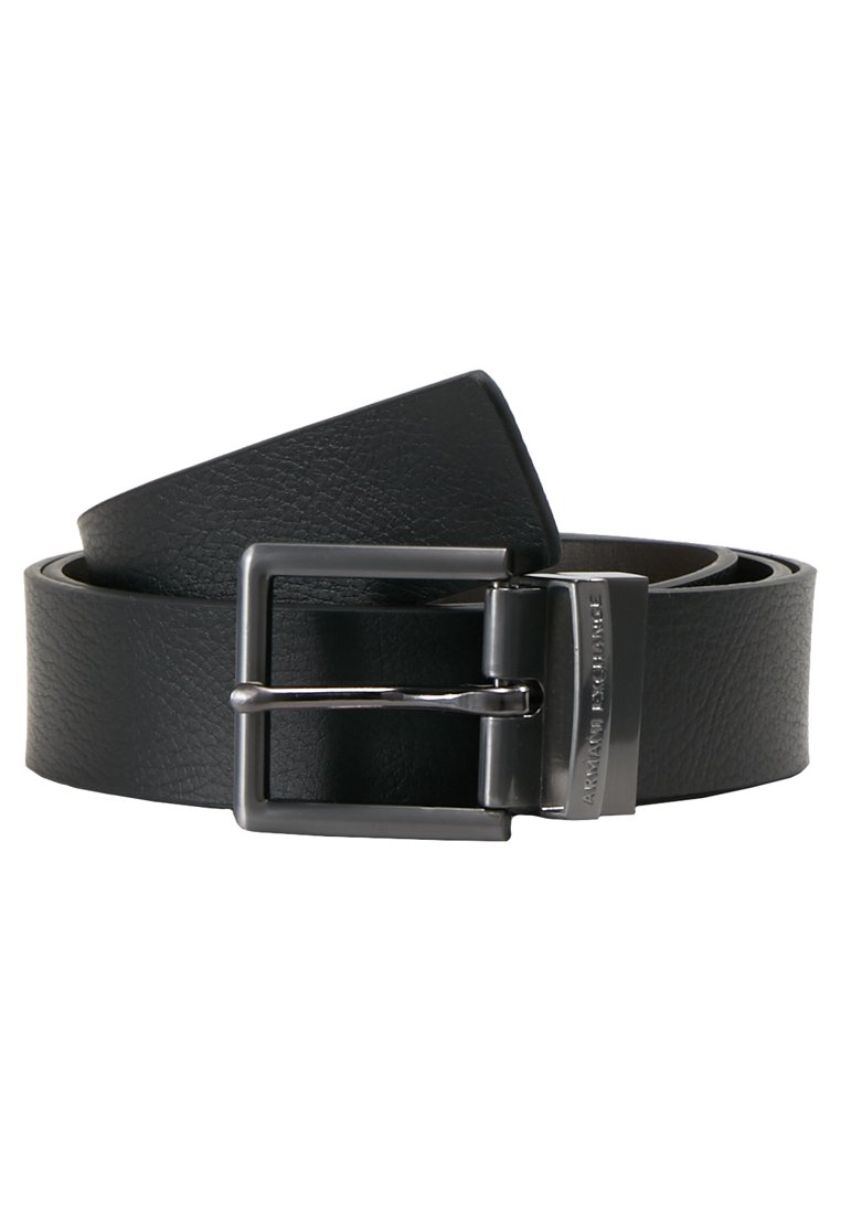 Ceinture en cuir noir avec une finition texturée, ornée d'une boucle rectangulaire en métal argenté au design épuré et avec un détail de logo.