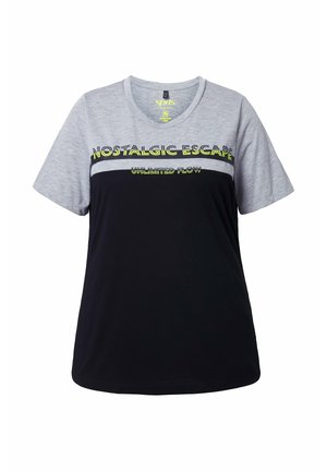 Šedé a černé tričko s krátkým rukávem s textem "NOSTALGIC ESCAPE" a "UNLIMITED FLOW" na žlutém pozadí, má zaoblený výstřih a jemnou texturu.