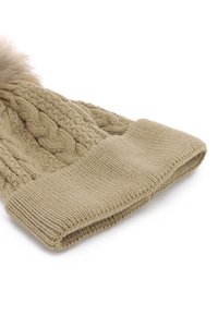 Berretto a maglia beige con motivo a trecce, risvolto a coste e pompon in pelliccia sintetica sulla sommità. Texture morbida e design spesso.