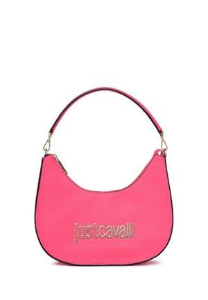 Różowa torebka w kształcie półksiężyca z krótkim paskiem i srebrnym logo Just Cavalli na przedniej stronie na białym tle.