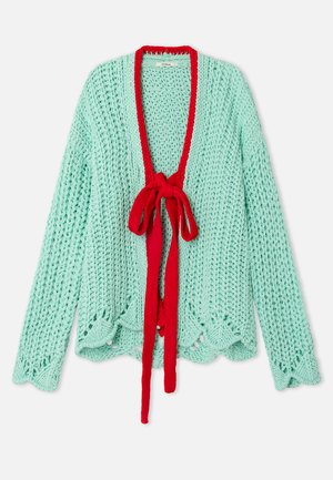 Cardigan tricoté vert menthe avec un motif texturé. Il présente une fermeture à nouer rouge à l'avant et un ourlet festonné.